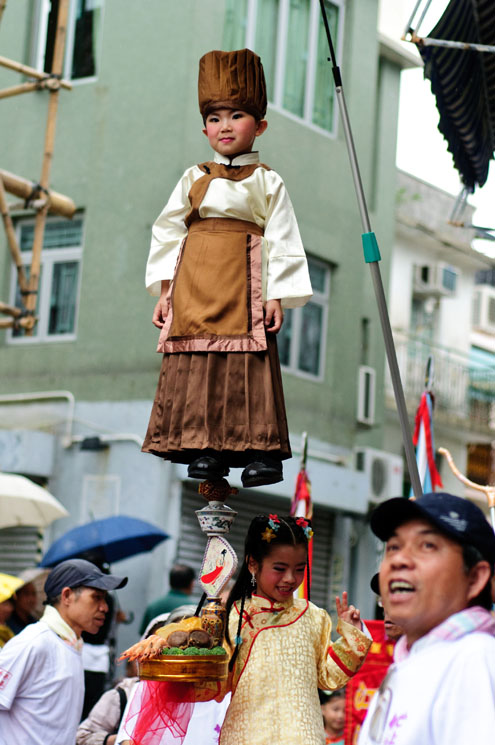 20140506-153158-bun-festival-parade-day-200